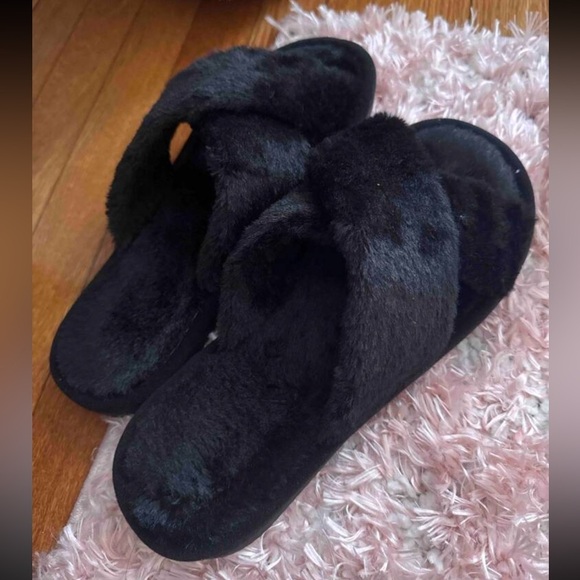 Cozy Black Faux Fur Women's Slippers Size 9-9.5 (40-41)
Mtp(18) - Picture 5 of 8
